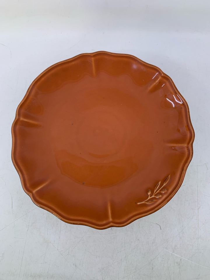 BURNT ORANGE FOOTED CERAMIC CAKE STAND W/ EMBOSSED LEAF.