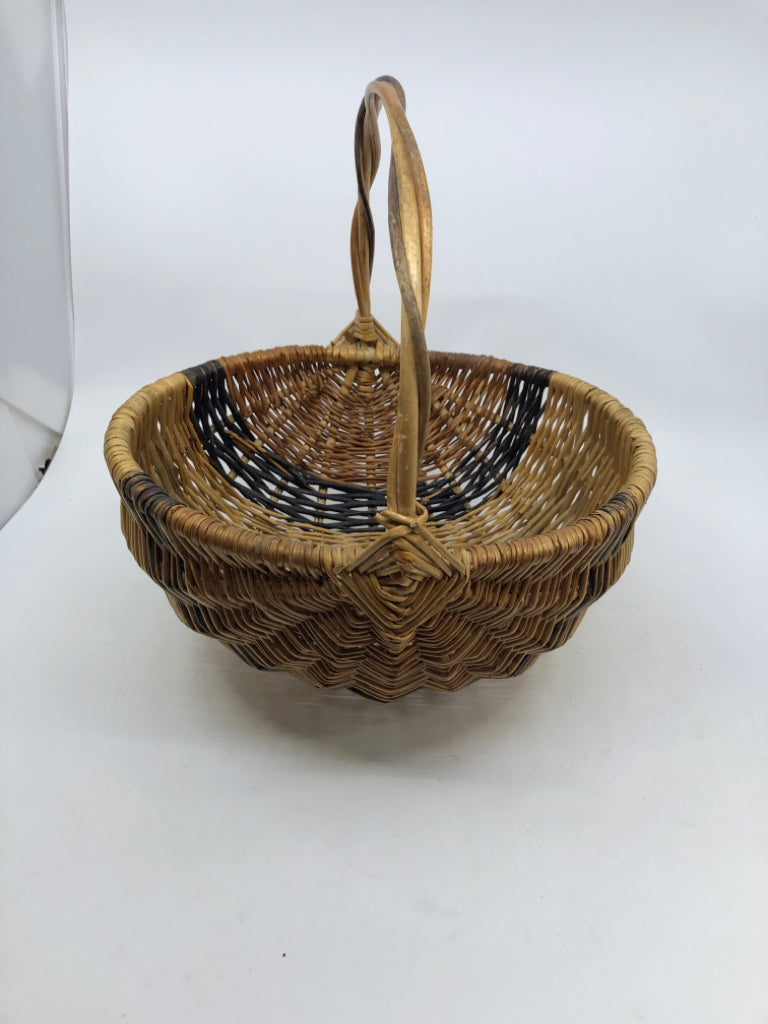 FOOTED CIRCLE BASKET W/ BLACK STRIPE 1 BRAIDED HANDLE.