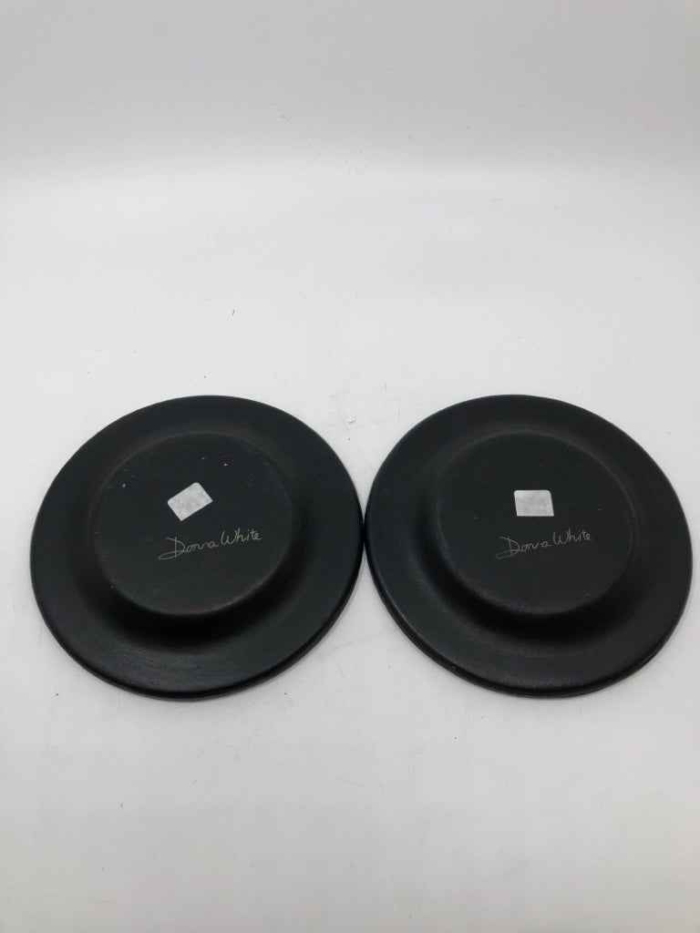 2 PRIM PUMPKIN SCARECROW & CROW DECOR PLATES W/STAND.