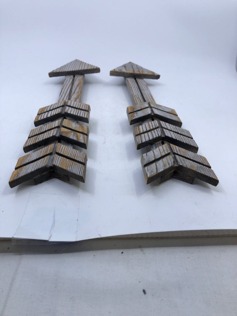 2 DISTRESSED GREY WOOD ARROWS WALL HANGING.