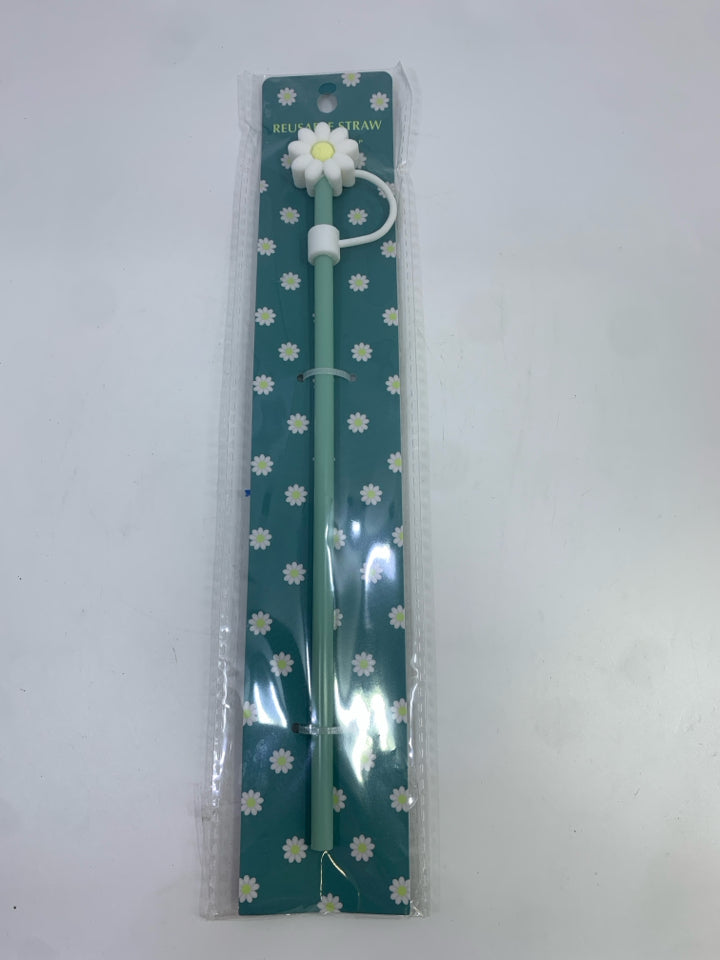 NIP REUSABLE STRAW W/FLOWER CAP.