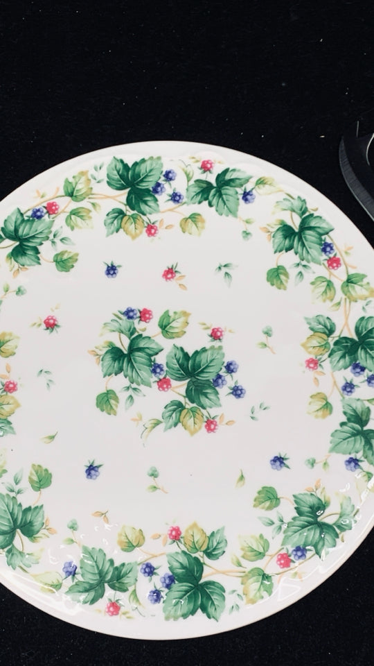 2PC CERAMIC CHEESE BOARD AND KNIFE WITH BERRIES DESIGN.