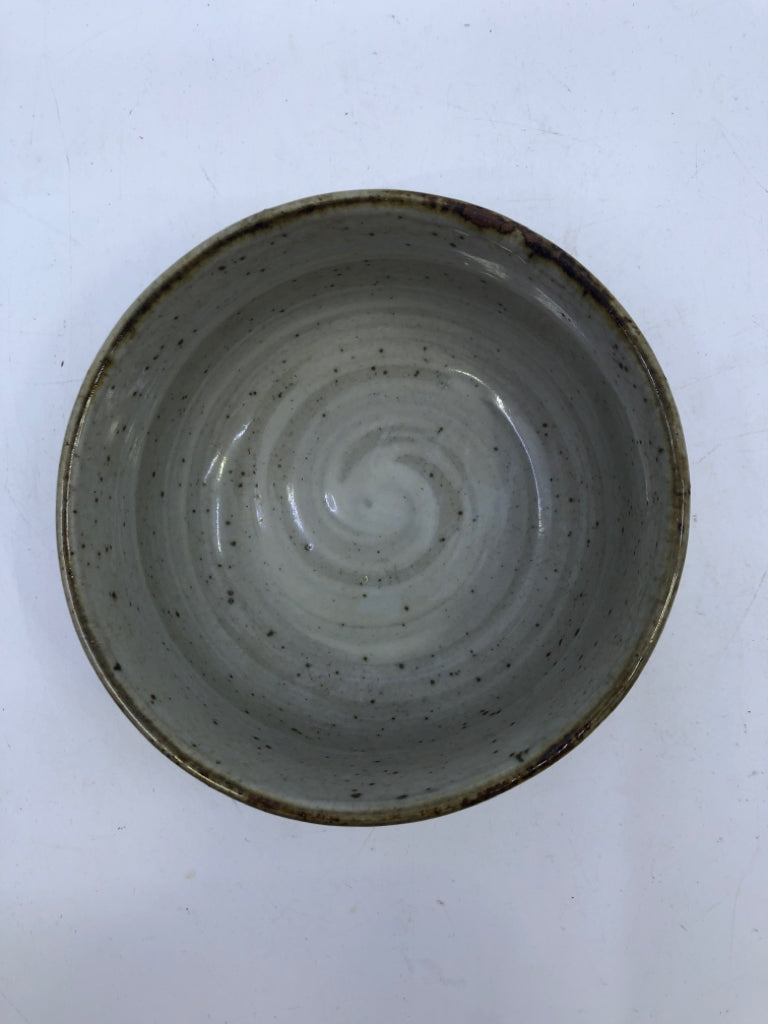 3 GREY POTTERY W FLORAL NESTING BOWLS.