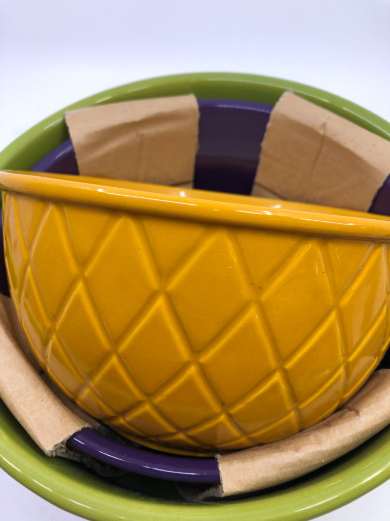 4 COLORFUL NESTING BOWLS.