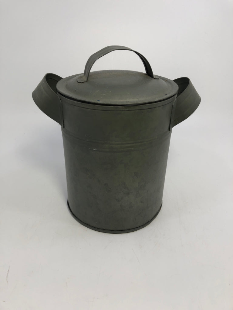 SM RUSTIC GALVANIZED METAL BUCKET W/LID.