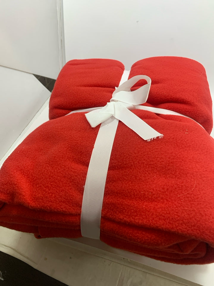 NIP POINTSETTIA NO SEW THROW KIT.