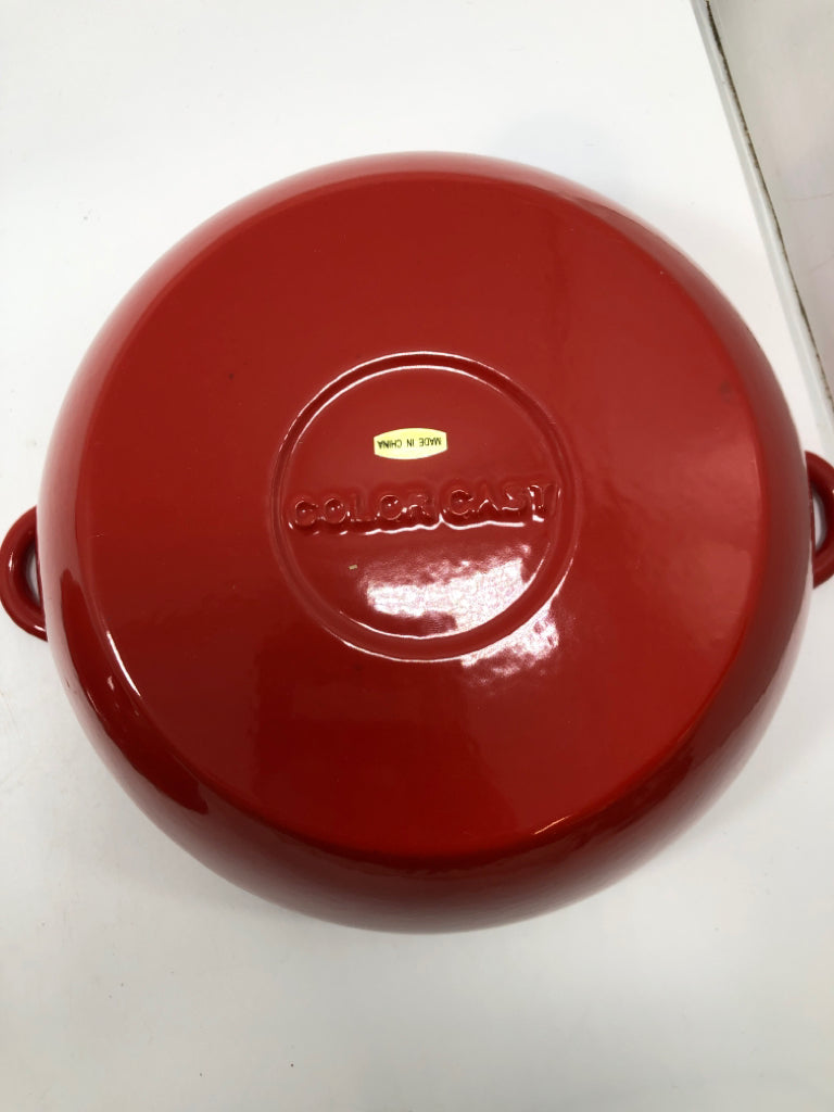 TOMATO CAST IRON DUTCH OVEN.