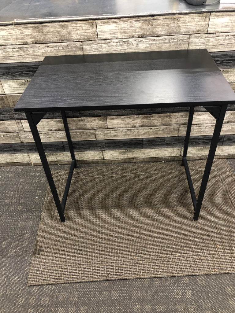 LIGHT DESK TABLE BLACK WOOD TOP W/METAL LEGS.