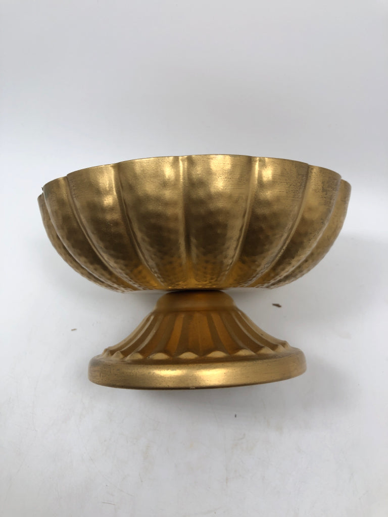 METAL HAMMERED GOLD-PAINTED PEDESTAL BOWL.
