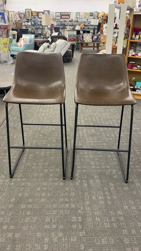 2 BROWN FAUX LEATHER BAR STOOLS.