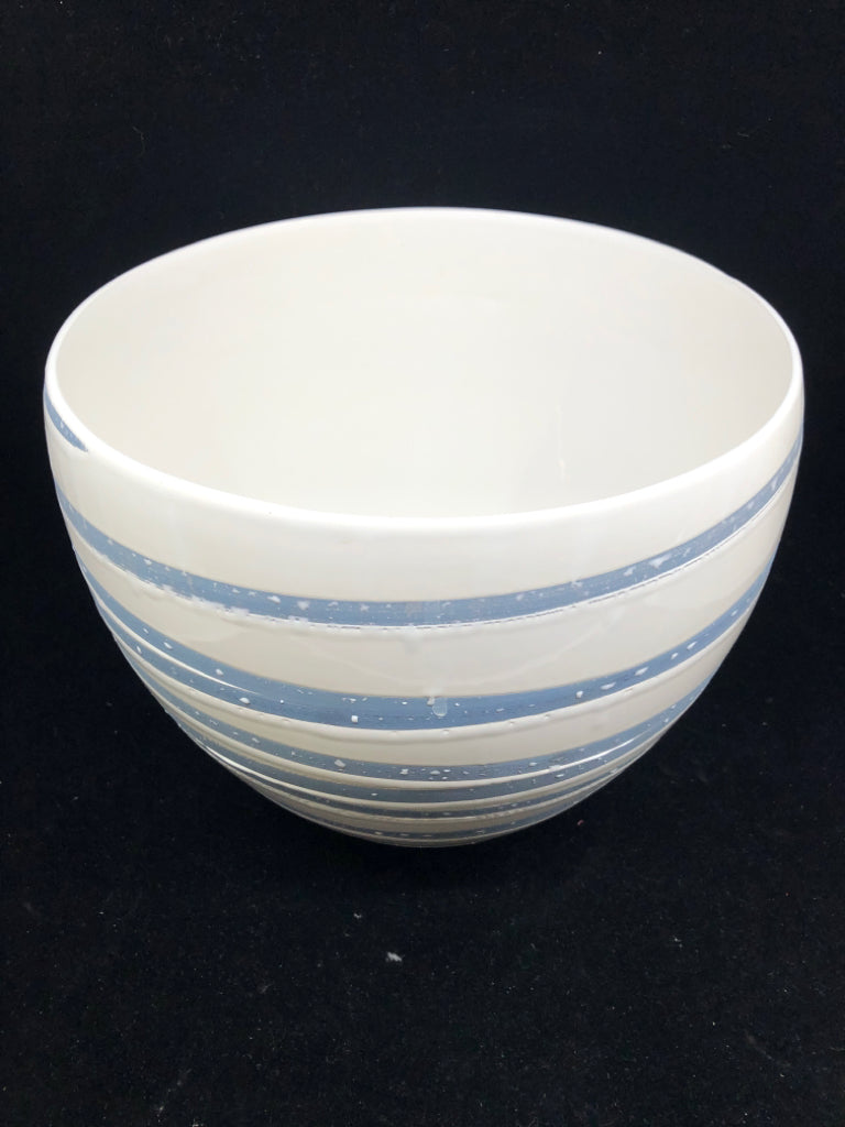 LARGE BLUE AND WHITE PLANTER.
