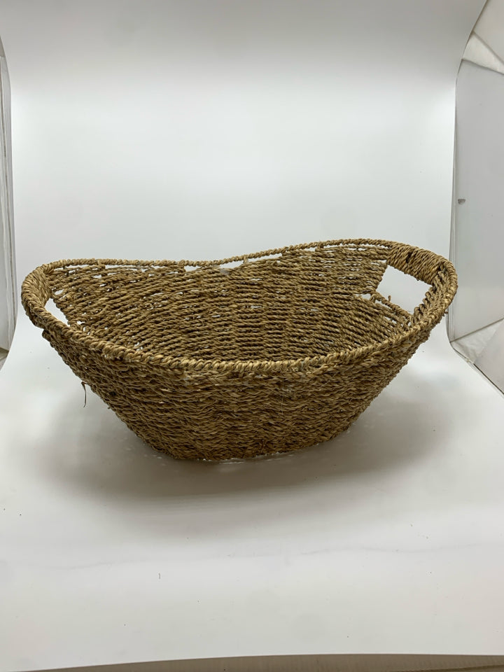 OVAL WOVEN BASKET W/HANDLES.