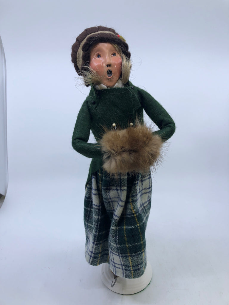 WOMAN CAROLER GREEN COAT PLAID SKIRT BROWN HAT "THE SKATERS" 1991 BYERS' CHOICE.
