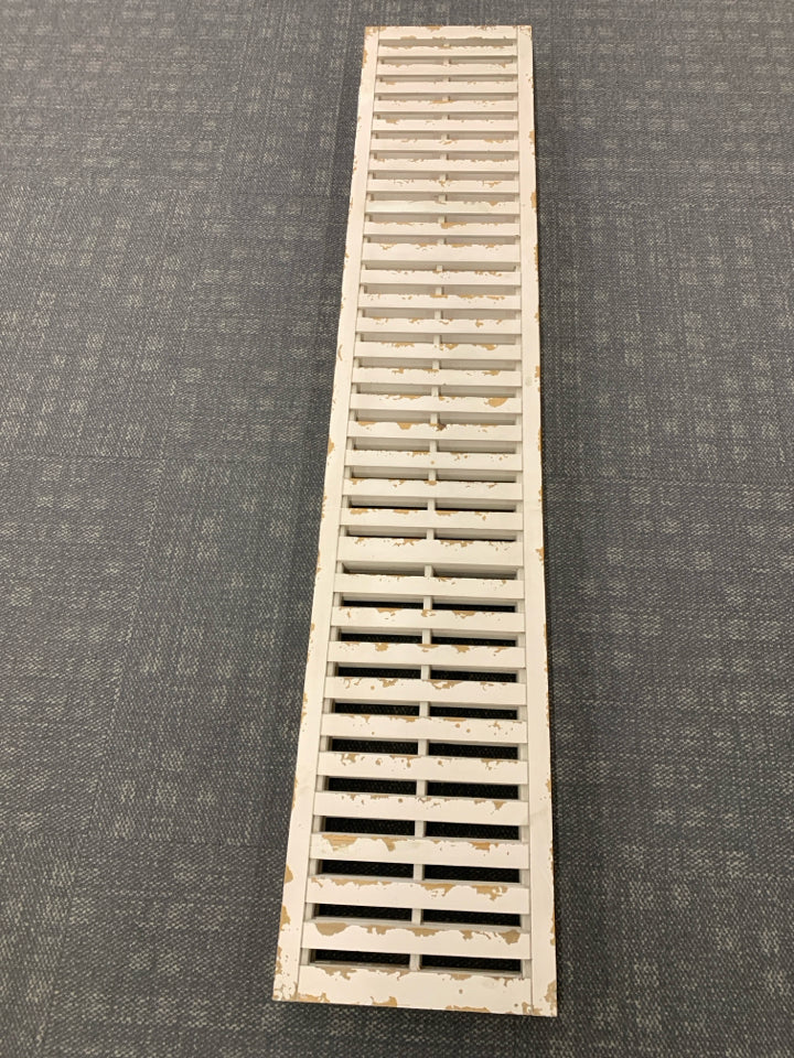 DISTRESSED CREAM WOOD 3 PANEL PRIVACY SCREEN.