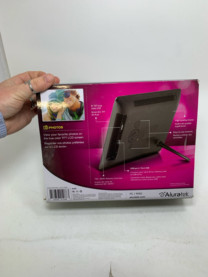 NIB DIGITAL PHOTO FRAME.