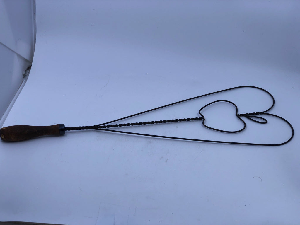 PRIMITIVE STYLE HEART SHAPED RUG BEATER W/ APPLE CENTER.