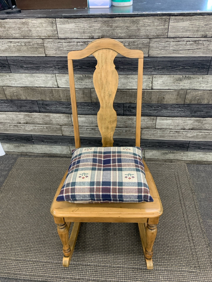 VTG WOODEN ROCKING CHAIR W/QUILTED CUSHION+PILLOW.