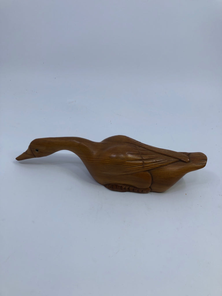 WOODEN CARVED DUCK DECOR.