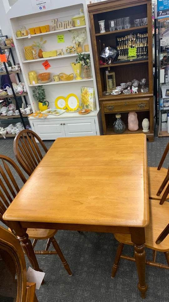 OAK WOOD KITCHEN TABLE W/4 CHAIRS+ SELF STORING LEAF.