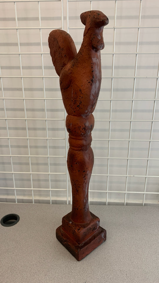 RED DISTRESSED ROOSTER PILLAR DECOR.
