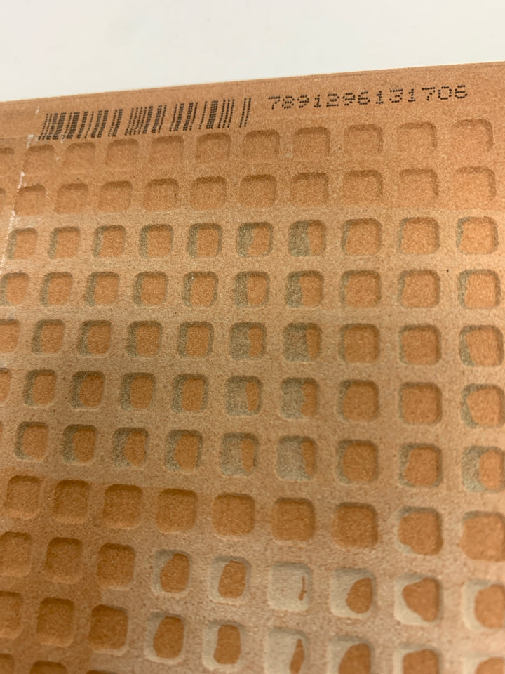 PINEAPPLE TILE CHEESE BOARD W/SPREADER.