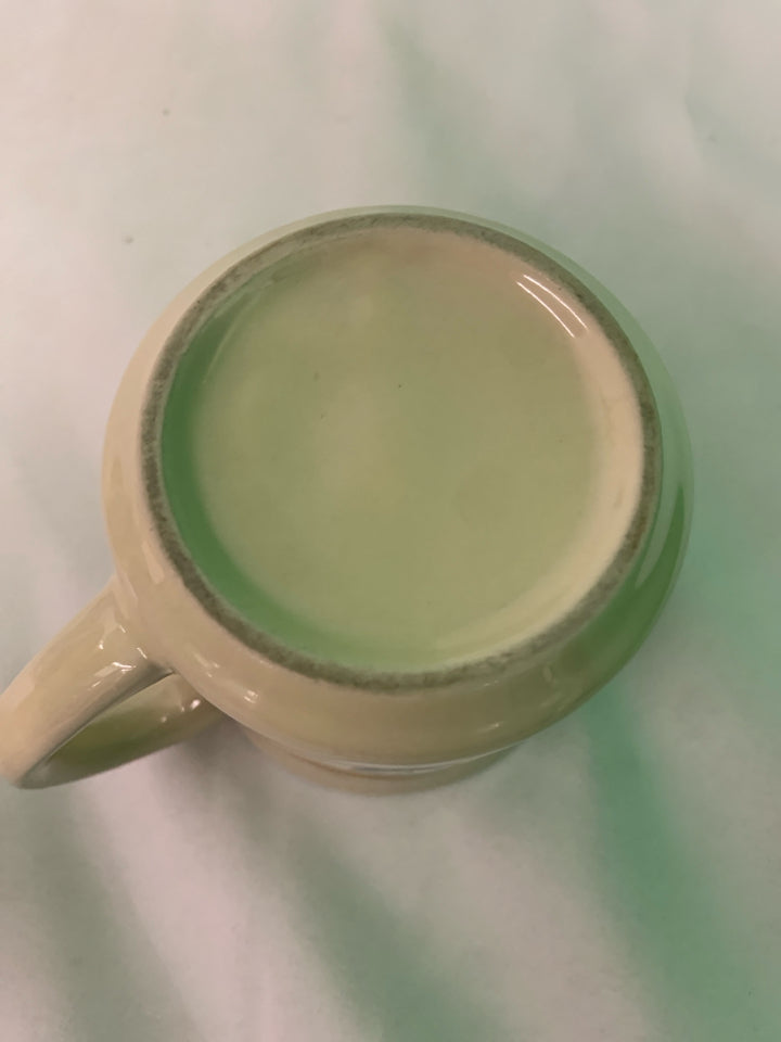 VTG TAN ORANGE FLORAL MUG.