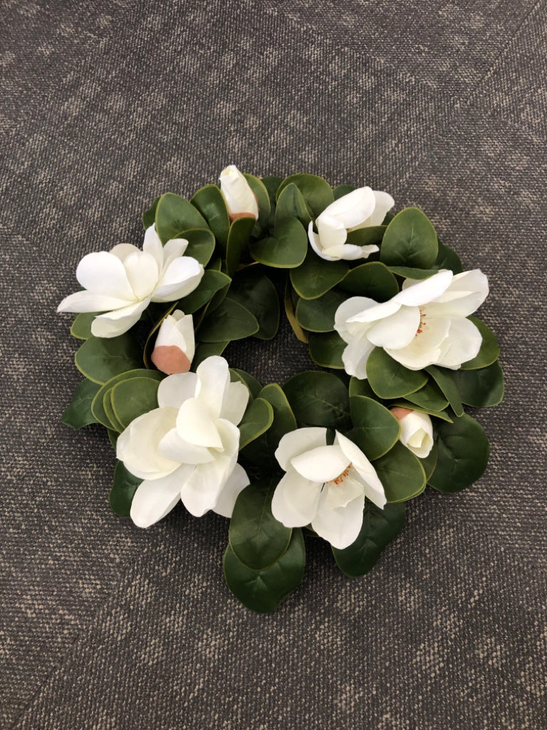 LG WHITE MAGNOLIA FLOWER/LEAVES WREATH.