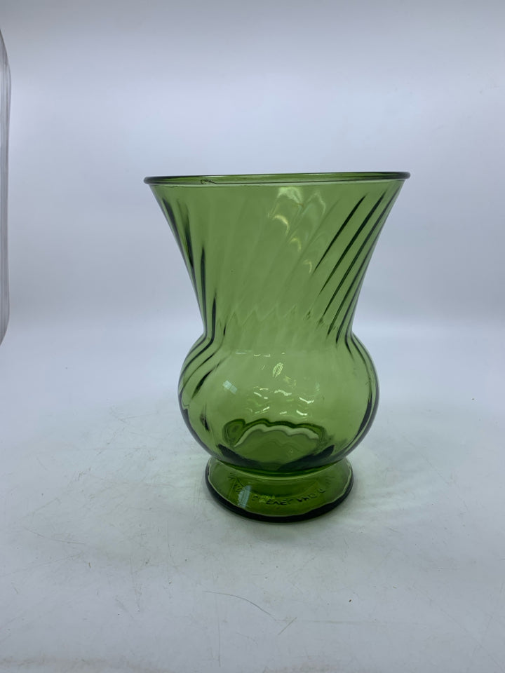 FOOTED GLASS VASE W/ RIBBED TOP.