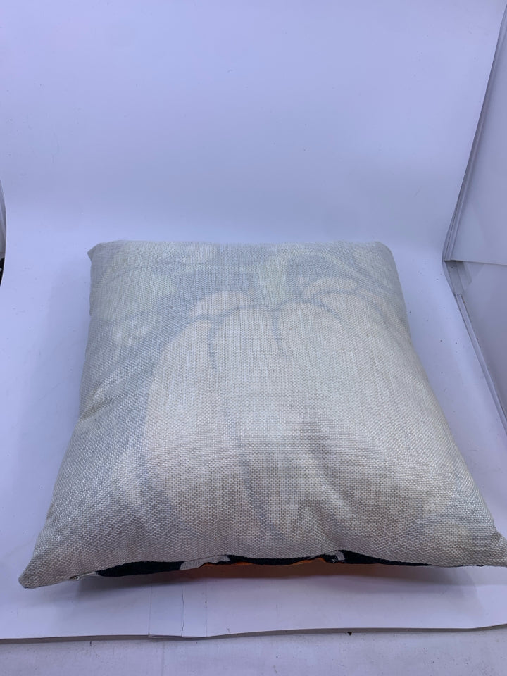 BLACK/WHITE PUMPKIN ACCENT PILLOW.