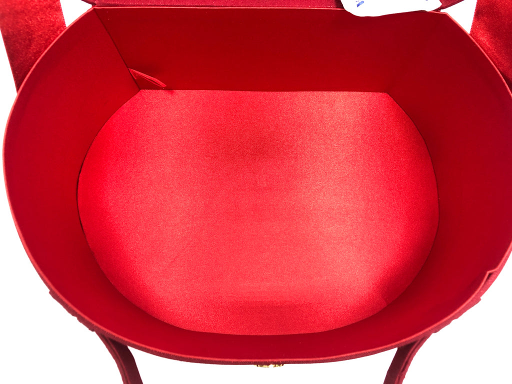 RED CLOTH MAKEUP CARRIER.