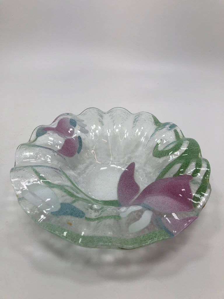FLOWER PAINTED FUSED GLASS BOWL W/RUFFLE RIM.