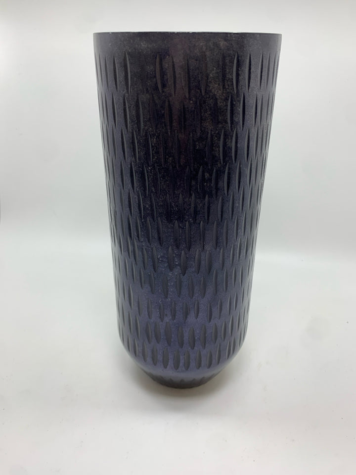 GREY TALL VASE W/LINED DESIGN.