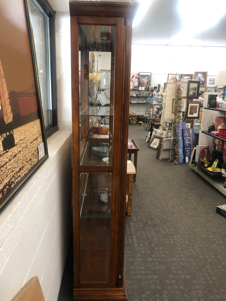 DK WOOD SLIDING DOOR CURIO CABINET W/LIGHT 4 SHELVES AND KEY LOCK *MINOR WEAR.
