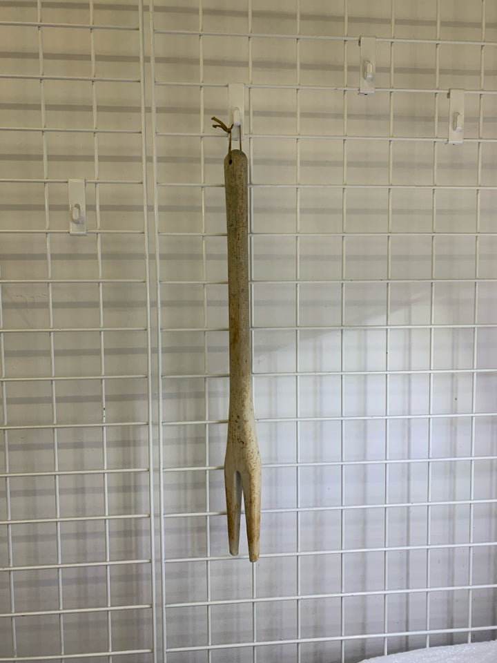 VTG BLOND WOOD CARVED TOOL W/BEIGE TIE.