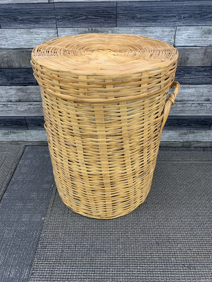 LARGE WICKER LAUNDRY BASKET W/FABRIC LINING.
