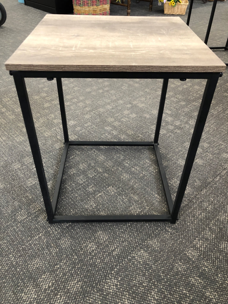 WOODEN & METAL END TABLE.