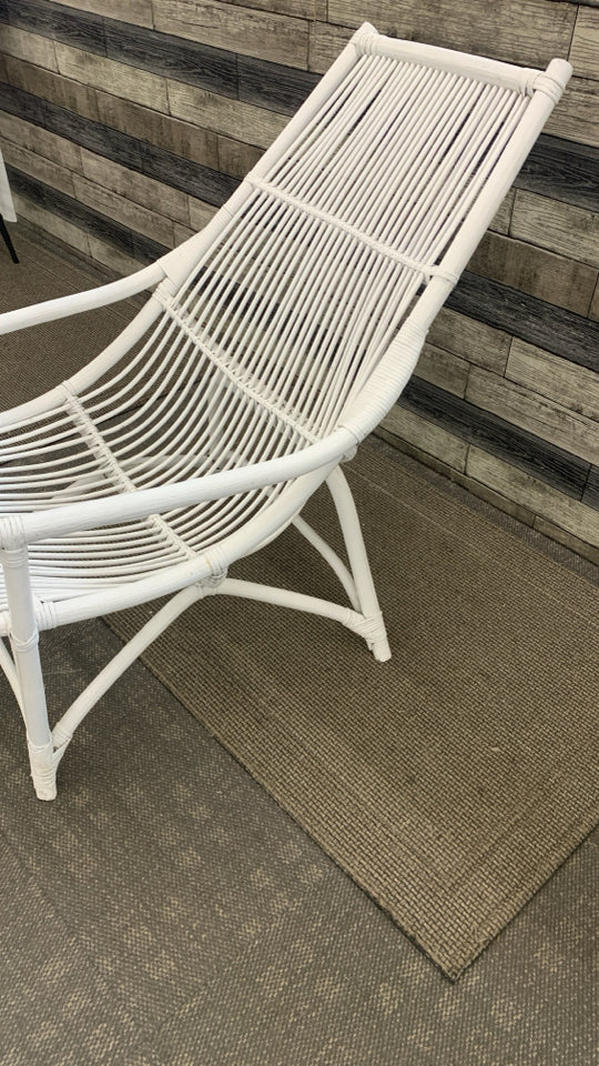 WHITE WICKER OUTDOOR SLANT CHAIR.