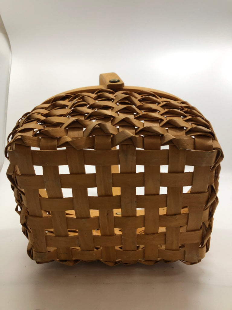 CURL WEAVE OVAL BASKET W/HANDLE.