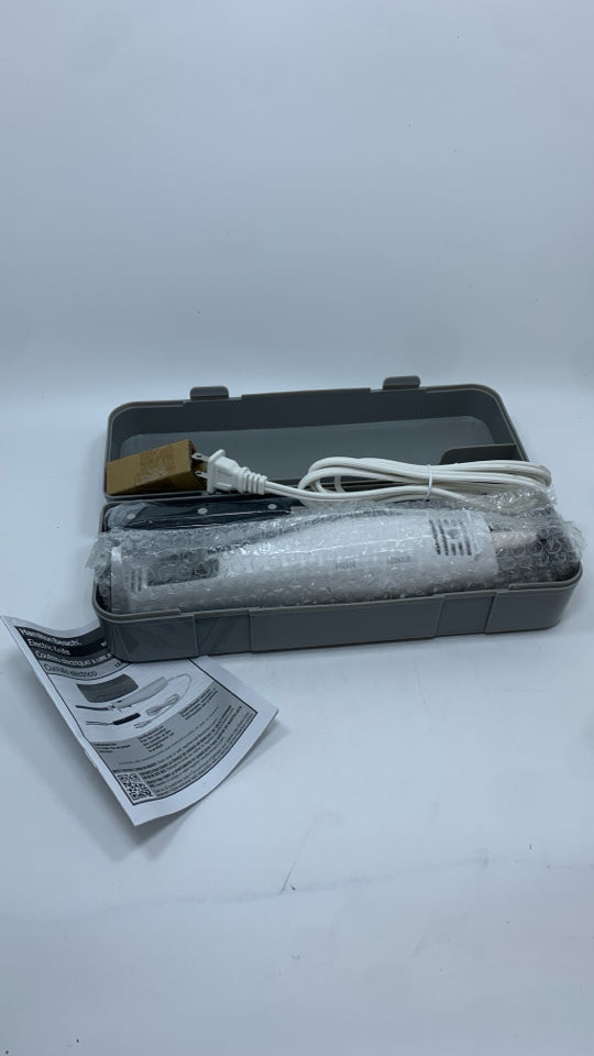 NIB HAMILTON BEACH ELECTRIC KNIFE SET W/FORK&CASE.