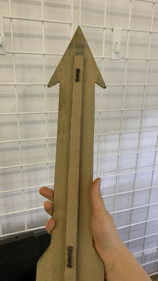 PRIMITIVE "BASKETS" ARROW WALL DECOR.