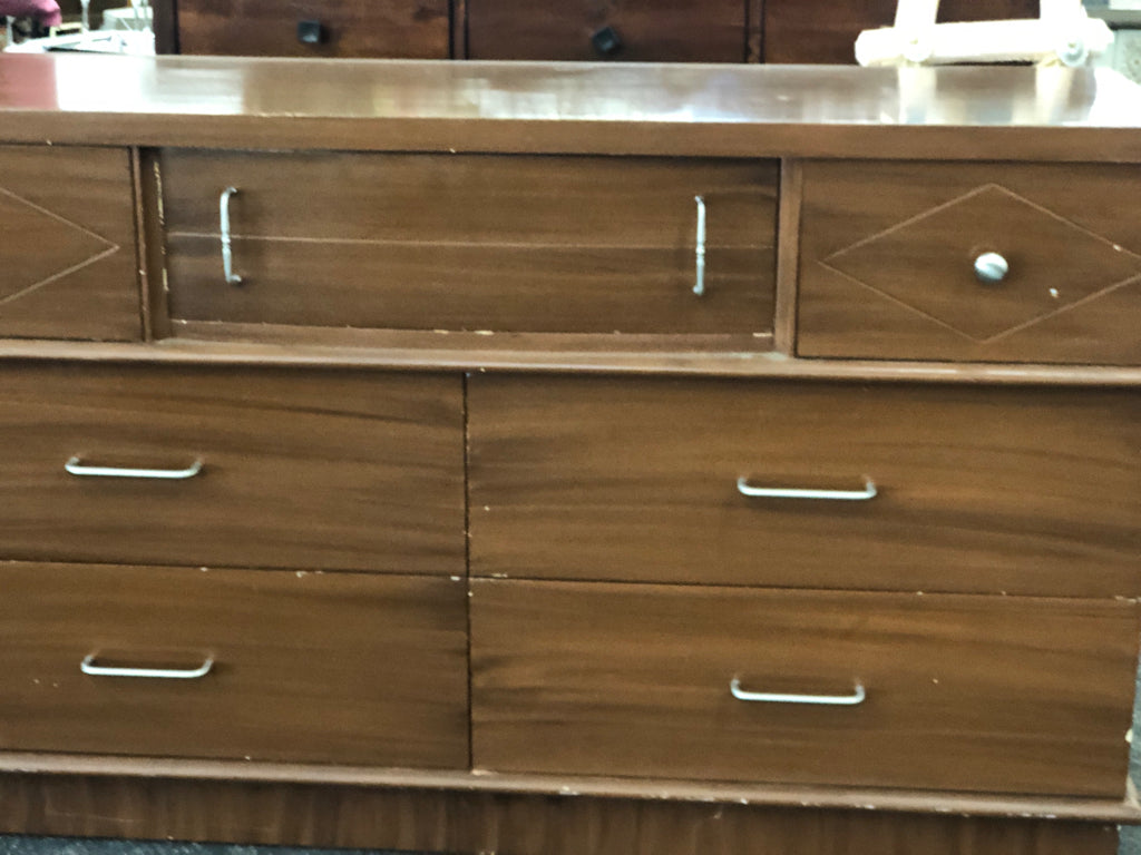 VTG 7 DRAWER LIGHT BROWN DRESSER W/ METAL HARDWARE DIAMOND PATTERN.