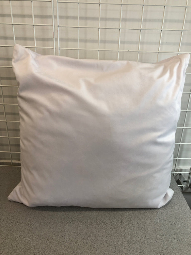 WHITE ACCENT PILLOW W/GREY SQUARE DETAIL.