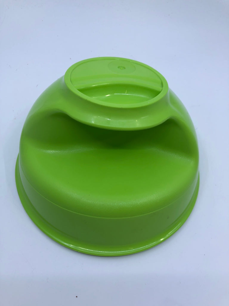 2 GREEN & RED KIDS BOWLS WITH SPOONS.