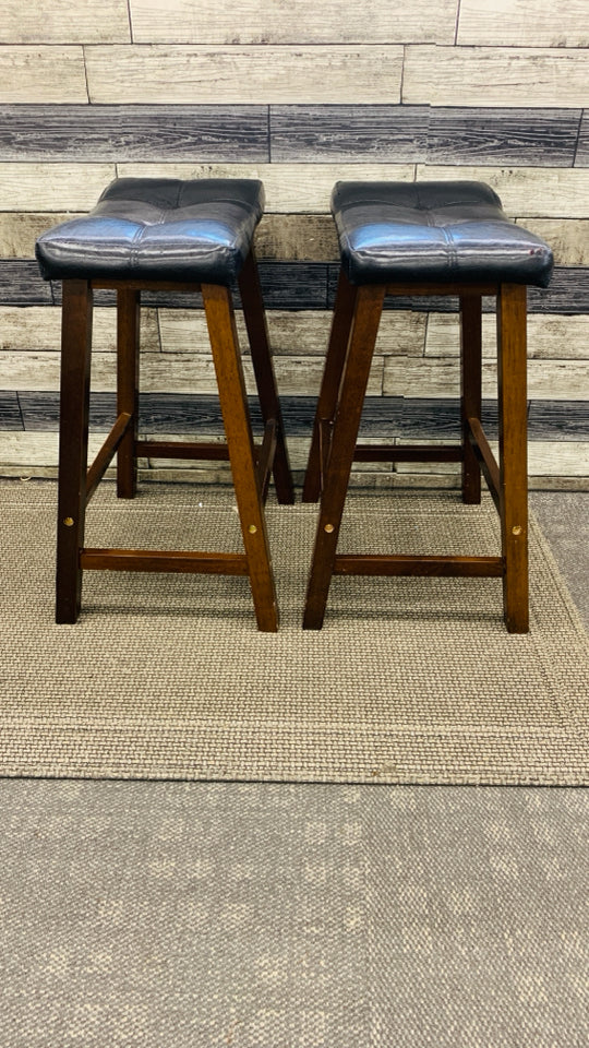 2 SADDLE SHAPED BAR STOOLS W FAUX LEATHER SEATS.