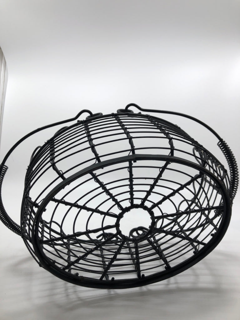 METAL SQUIGGLE BASKET.