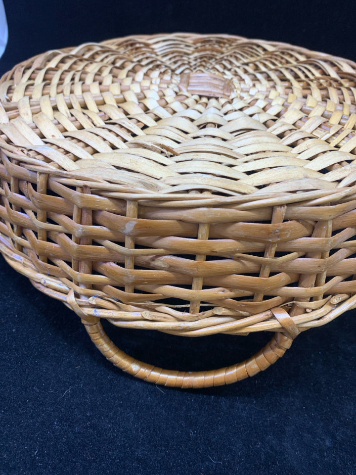 ROUND WOVEN BASKET W/ HANDLES.