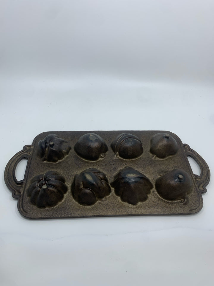CAST IRON BAKING PAN.