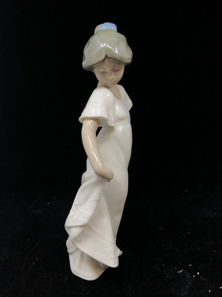 NAO BY LLADRO "HOW PRETTY" PORCELAIN FIGURINE.