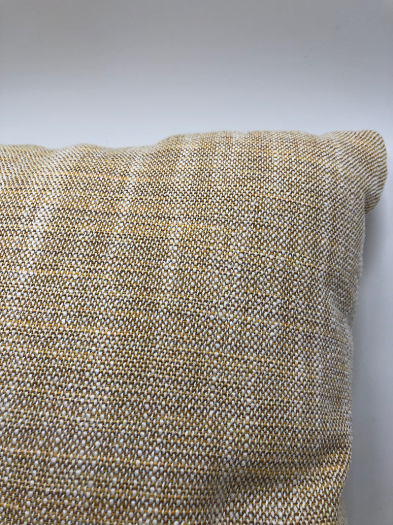TAN BURLAP ACCENT PILLOW.