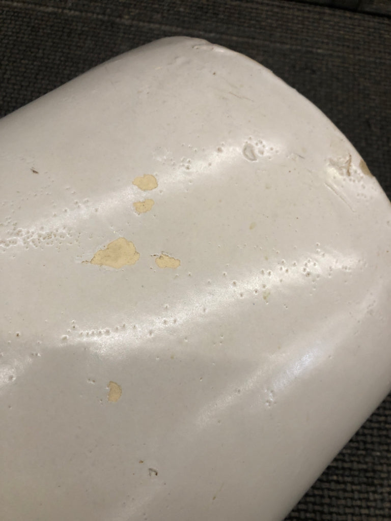 VTG CREAM COLORED 6 GALLON STONEWARE CROCK.